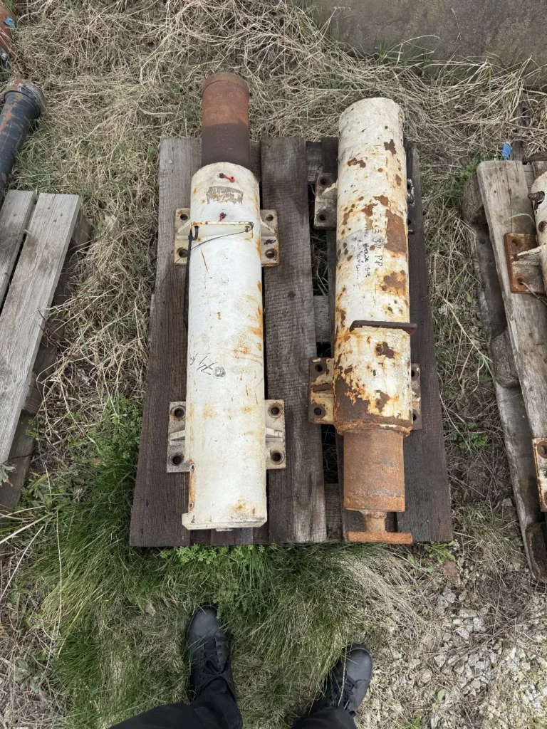 Siłowniki hydrauliczne przed regeneracją — skorodowane tłoczyska i korpusy